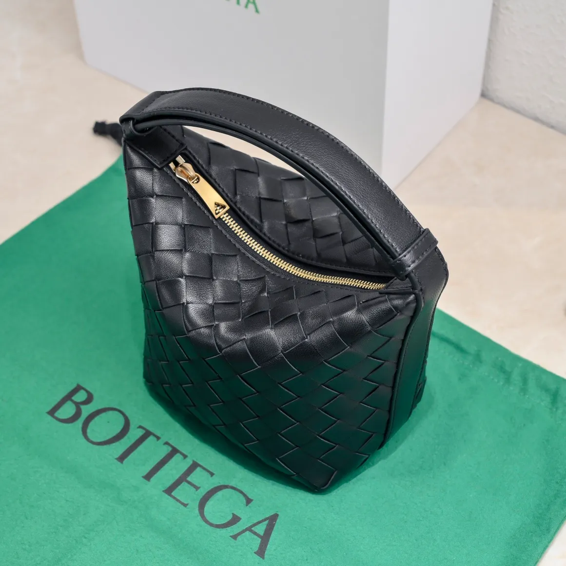 Batch 1280 It is predicted that BV Bottega's lunch bag will be popular again this year🔥. It is very soft and lightweight. It also uses the intrecciato weaving process that the two founders spent several months developing from the beginning of the brand. It is completely hand-woven by Italian craftsmen and perfectly reflects the craftsmanship of Bottega. The entire bag shape is also a very practical and popular lunch box bag shape. The slightly curved arc of the bag mouth can also better fit our wrists. Style number: 7748-1 Size: 17*13.5*5cm